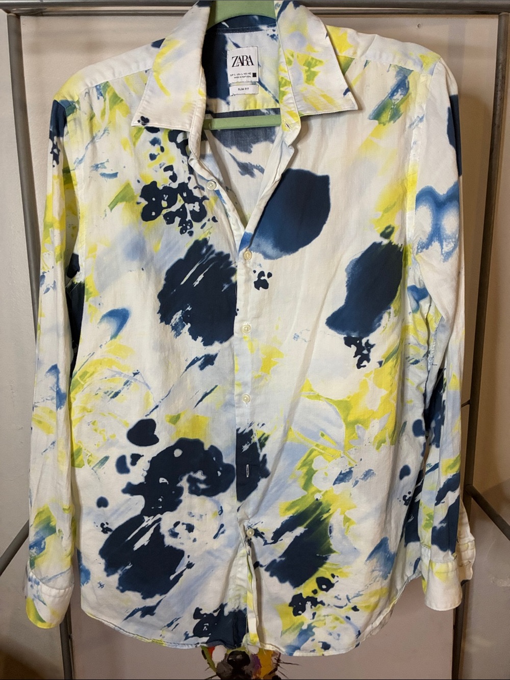 ZARA White Button-Up Shirt with Navy & Yellow Abstract Print